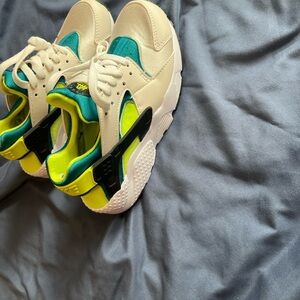 Nike Huarache Run GS in Phantom and Volt